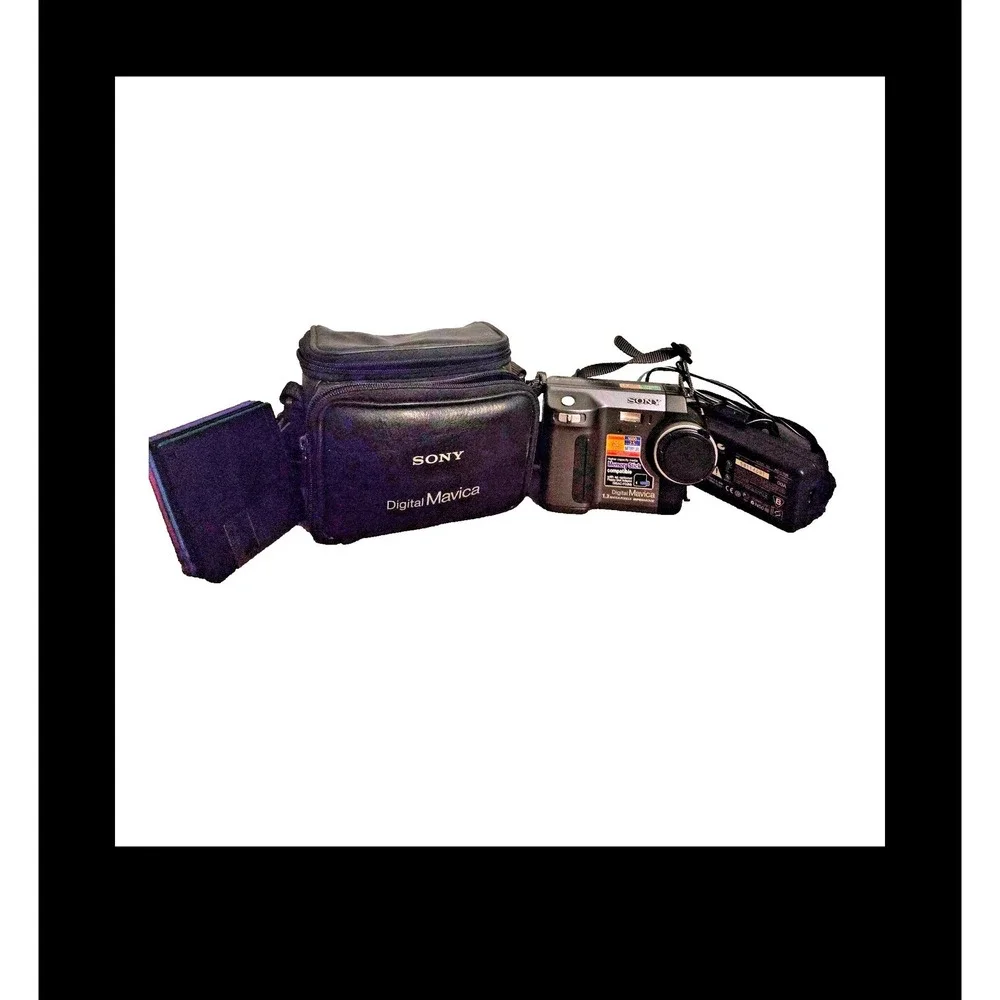 Sony Digital Mavica MVC-FD85 Camera Bundle Floppy Disk 1.3MP AC-L10B Charger Bag
